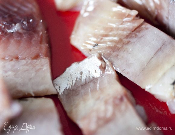 Сельдь почистить и нарезать небольшими кусочками.