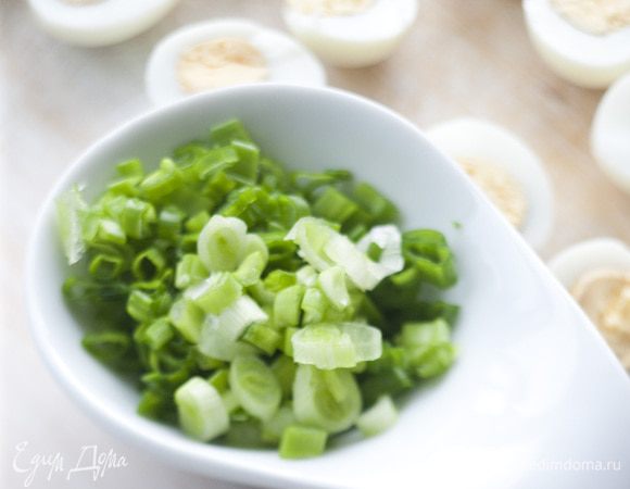 Салат и зеленый лук порезать мелко.