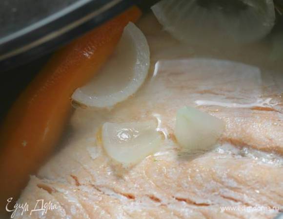 Форель положить в небольшую кастрюлю, добавить почищенные овощи, немного посолить, залить водой, довести до кипения и варить 15 минут.