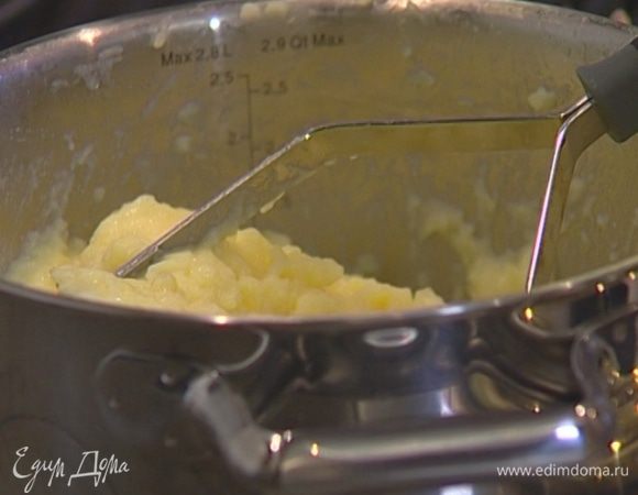 Приготовить из картофеля пюре, добавив сливочное масло и 3 ст. ложки воды, в которой он варился. 