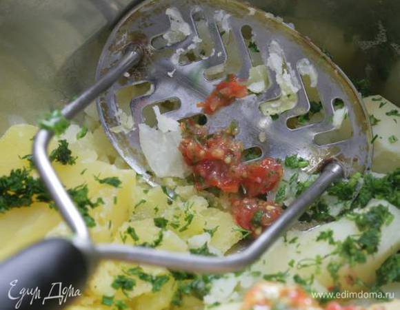 Зеленый лук, полпучка укропа, помидоры измельчить и смешать с пюре.