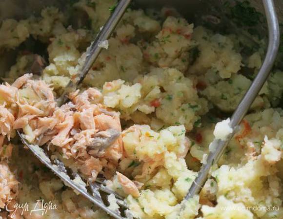 Отваренную форель раскрошить вилкой, соединить с пюре, хорошенько перемешать. Если нужно, добавить немного соли и перца.