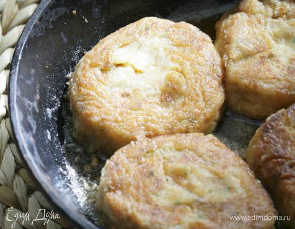 Сделать небольшие биточки, обвалять их в муке и обжарить на оливковом масле.