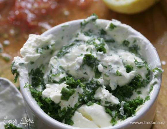 Приготовить соус: укроп мелко порубить, смешать с лимонным соком и сметаной, слегка посолить. 