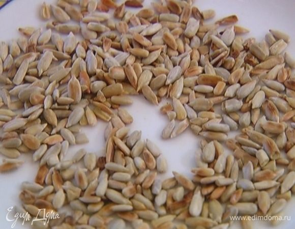 Семечки прожарить на сухой сковороде.