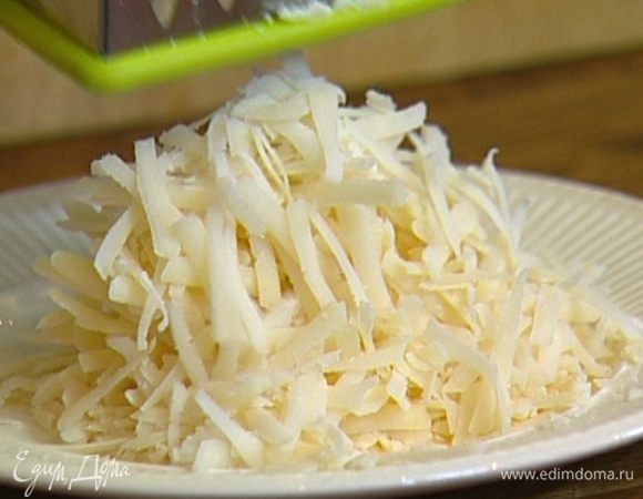 Сыр крупно натереть.