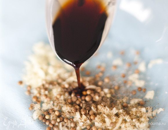 Смешать соль, перец, кориандр, чеснок, 1 ст. ложку бальзамического уксуса и 2 ст. ложки оливкового масла. Обвалять тыкву в этой смеси.