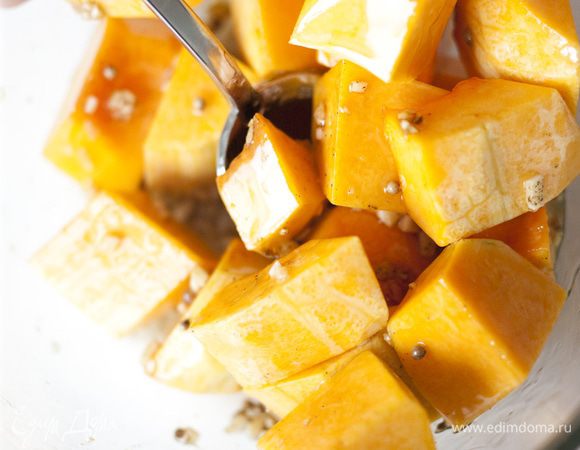 Запекать кусочки тыквы в разогретой духовке 25-30 минут, до золотистого цвета.