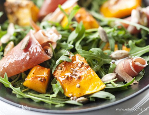 Легкими движениями встряхнуть салат. Полить оставшейся заправкой и подавать.