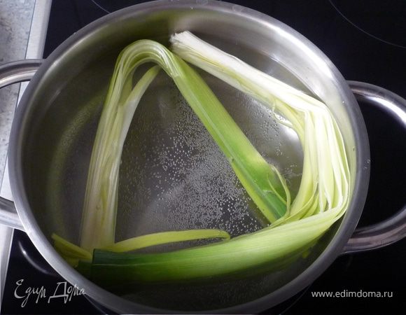 Лук, чеснок и базилик мелко порубить. Грибы почистить. Лук порей промыть и разрезать вдоль напополам. Положить лук на 2-3 минуты в кипящую воду, затем переложить в холодную воду, выложить на бумажные полотенца,
дать обсохнуть. Духовку разогреть до 200°C.