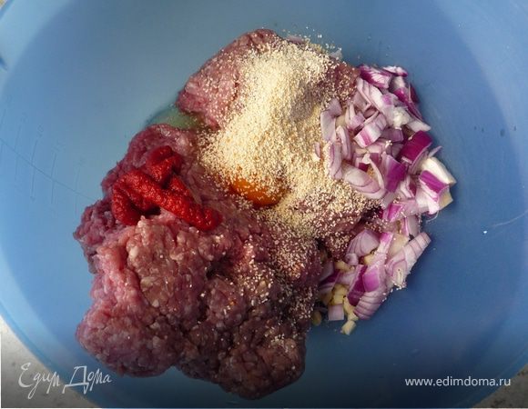 Фарш, яйцо, панировочные сухари, томат-пасту, чеснок и половину рубленого лука хорошо перемешать. Посолить, поперчить, добавить паприку-порошок.

