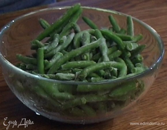 Фасоль отваривать в кипящей воде 5−7 минут, затем воду слить.