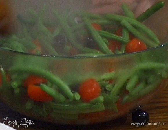 Соединить фасоль с нарезанными помидорами и оливками.
