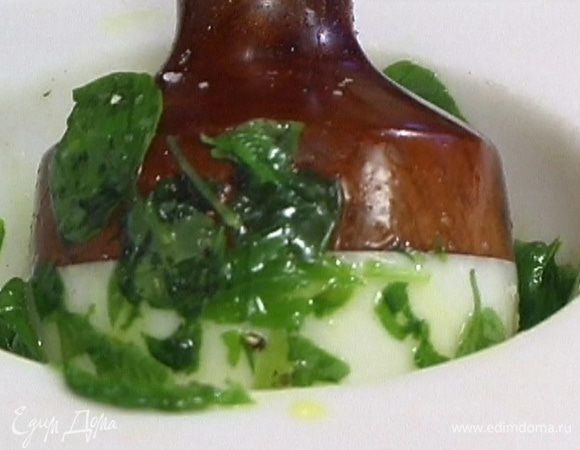 Листья базилика, перец, соль и 3−4 ст. ложки оливкового масла растереть в ступке и заправить этой смесью овощи.