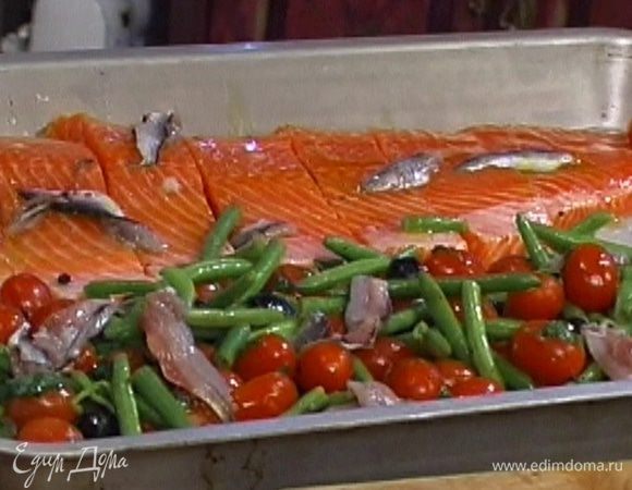 Форель сбрызнуть соком лимона и оливковым маслом, сверху положить анчоусы. Запекать 10−12 минут в разогретой духовке.