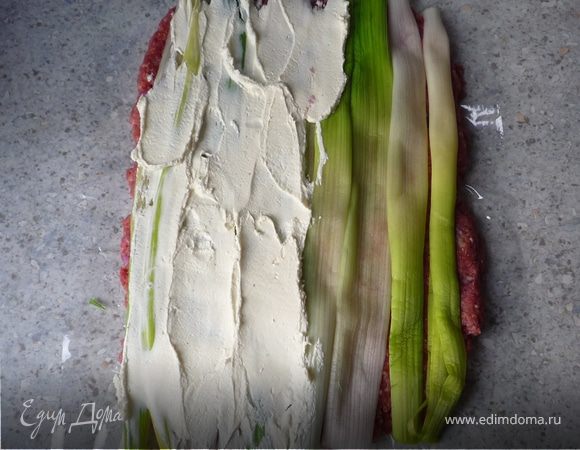 Смешать сливочный сыр, молоко, соль, перец и намазать эту массу сверху на лук-порей.
