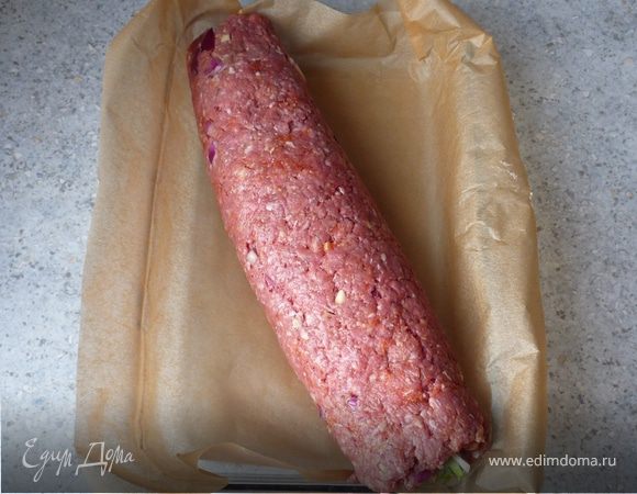 Выложить в форму , покрытую бумагой для запекания, швом вниз и запечь в течение 40 минут.