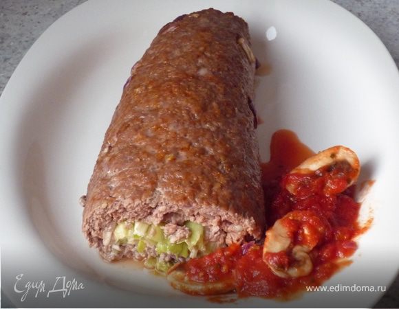 Подавать рулет с соусом и, как вариант,  широкими макаронами. Приятного аппетита!