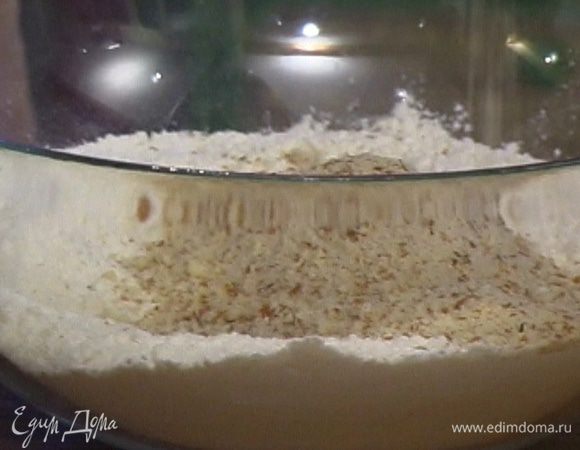 Муку перемешать с измельченным миндалем, добавить 75 г сахара.