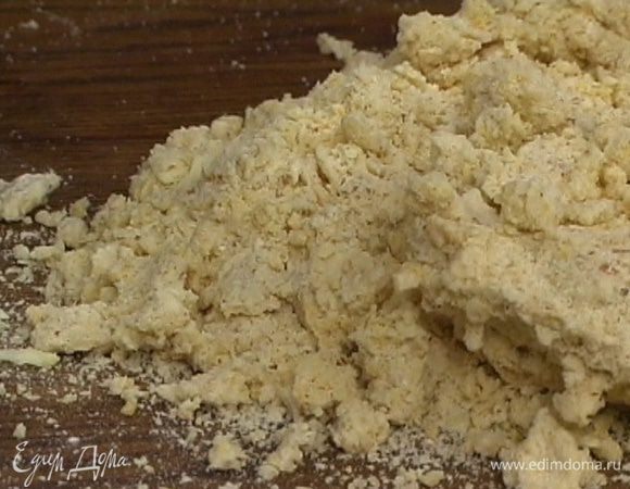 Влить коньяк и вымесить тесто (если получается суховато — добавить 1‒2 ст. ложки воды), сформировать из него шар и отправить в холодильник на 2 часа.