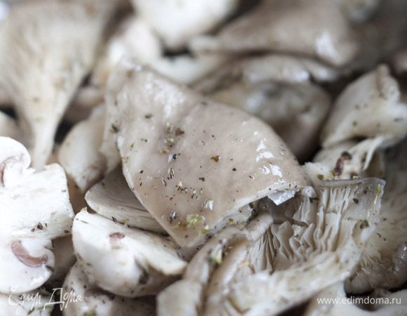 Добавить к грибам прованские травы, майоран, соль, перец, растительное масло, все перемешать.