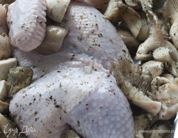 Тушки цыплят разрезать пополам и положить в посуду с грибами и специями на 20−30 минут.