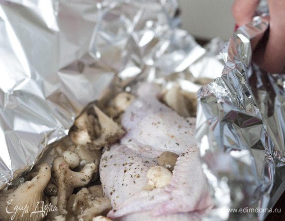 Из фольги сделать 4 кармана, в каждый карман положить половинку цыпленка вместе с грибной смесью и влить по 50 мл вина.