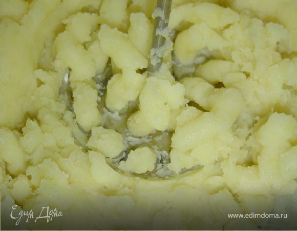 Отвариваем картофель и толчем до состояния пюре.