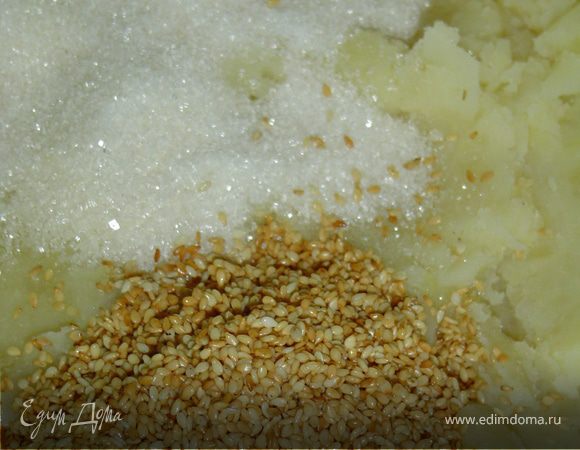Обжариваем кунжут.К картофельному пюре добавляем сахар, муку кунжут и хорошенько перемешиваем. По чуть-чуть добавляем воды и замешиваем тесто.