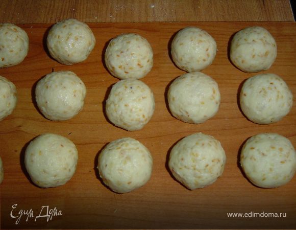 Из полученного теста влажными руками формируем небольшие шарики,