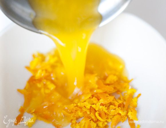 Цедру двух апельсинов натереть на мелкой терке, из трех апельсинов отжать сок.