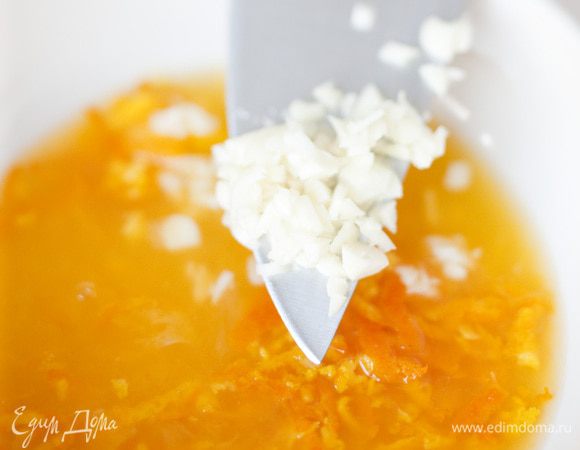 Приготовить маринад из джина, цедры и сока апельсинов, нарубленного чеснока, соли, перца, растительного масла.