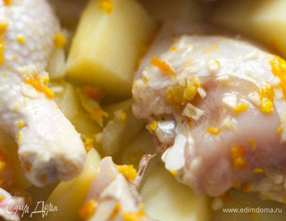 Тушку курицы нарезать крупными кусками, положить в полиэтиленовый пакет и влить туда маринад. Пакет завязать и положить на 3−5 часов в холодильник.