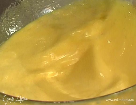 Поставить на небольшой огонь и, помешивая, довести до кипения. Снять с огня в момент закипания.