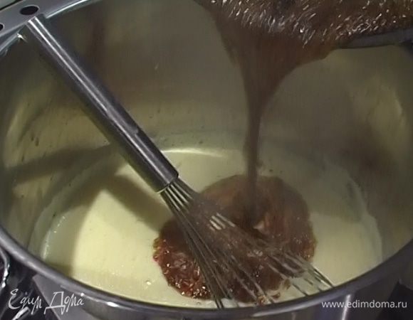 Добавить карамель в сливки, перемешать, влить в контейнер с крышкой.