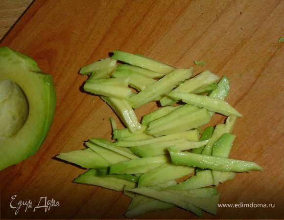 Авокадо и чернослив нарезаем соломкой , петрушку измельчаем. Грецкие орехи и арахис крупно порубить. Все перемешать и заправить соусом из оливкового масла, бальзамического уксуса и лимонного сока. Дать настояться салату в холоде 30-40 минут.
Приятного аппетита!