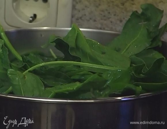 Щавель и шпинат тщательно промыть, выложить на разогретую сковороду и тушить на среднем огне 2−3 минуты до появления сока. Снять с огня и откинуть на дуршлаг.