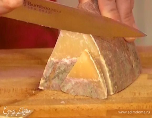 Сыр натереть на мелкой терке.