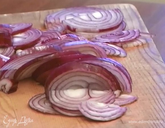 Лук почистить и мелко порубить.