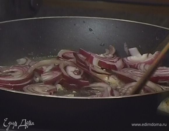 Разогреть в небольшой сковороде сливочное масло, выложить лук, всыпать мускатный орех и тушить 2 минуты.