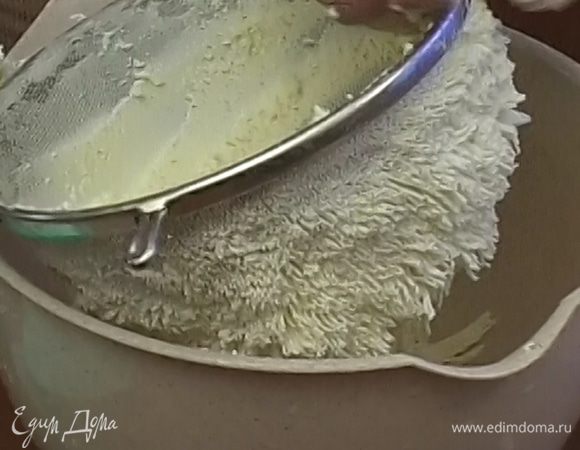 Творог протереть через сито.
