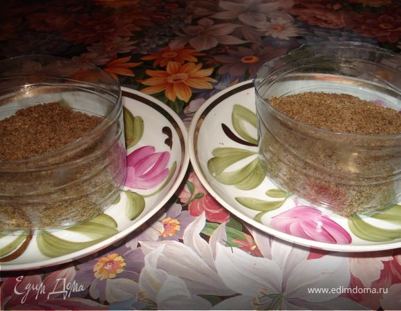 Вырезать порционными формами круги из хлеба.(я вырезаю круги нужного размера из пластиковой 1,5 литровой бутылки) Установить формы на тарелочки или блюдца положить в каждую форму по хлебному кругу.