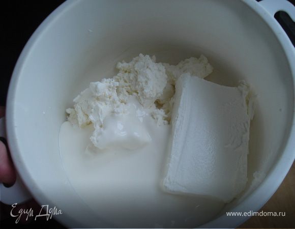 Смешать творожный сыр и сыр-брынзу 