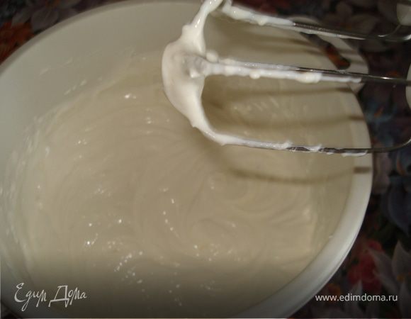 взбить с помощью блендера на небольшой скорости до однородной гладкой массы, добавить половину порции сливок и еще раз слегка взбить.