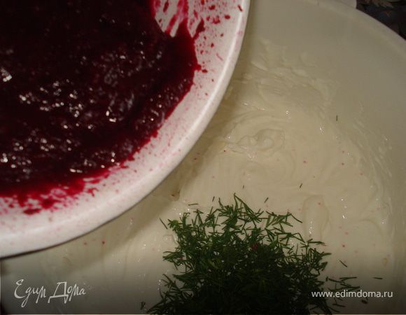 Добавить лимонный и апельсиновый сок,укроп. 2 ст.ложки быстрорастворимого желатина залить 3 ложками горячей воды и размешать до полного растворения. Влить желатин в свекольное пюре. Смешать свеклу с сырной массой, посолить и поперчить по вкусу. Добавить остальные сливки и ещё раз всё взбить. 