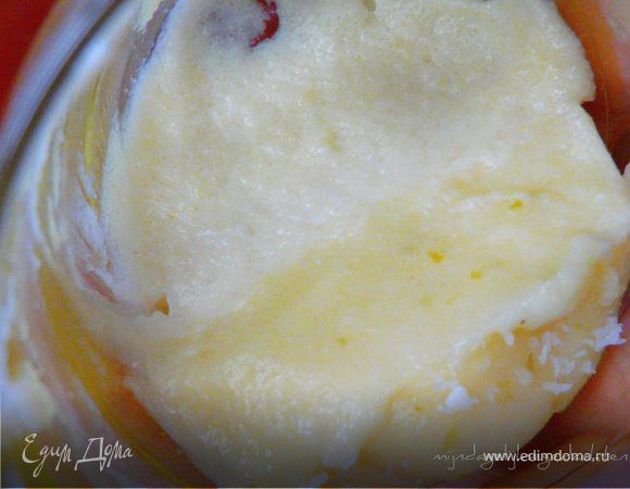 Закипятить воду, остальные ингредиенты для лаймового крема смешать(кроме сока), соединить с водой и помешивая заварить, добавить сок. Выложить поверх кокосового крема и охладить.
