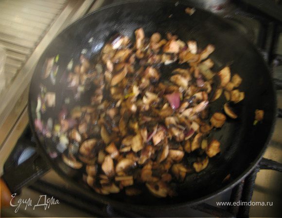 Если вы готовите с рисом басмати, то его надо замочить на ночь.Обычный рис я заливаю кипятком.
Грибы промойте, нарежте и обжарьте в половине масла.Лук мелко нарежьте и обжарьте в оставшейся половине масла.