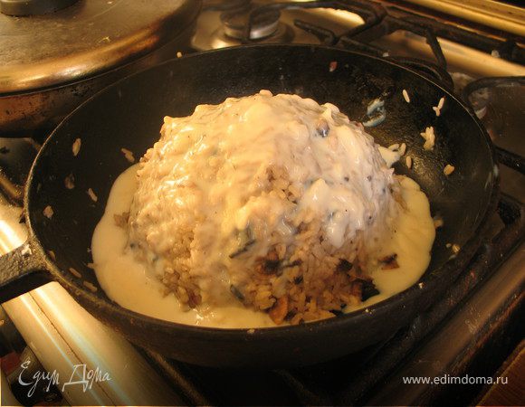 Залейте горку оставшимся молочным соусом, посыпте сыром и запекайте в духовке примерно 20 минут.
Подавать сразу же.