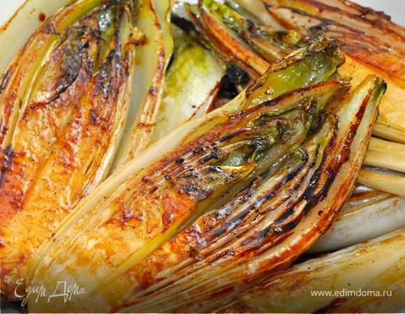 Когда сахар карамелизируется и цикорий приобретет золотисто-коричневый цвет, снимаем со сковородки, и подаем на салатных листьях валерианы, сбрызнув лимонным соком и оливковым маслом. Это потрясающий гарнир к рыбе или просто теплый салат. Неповторимая горчинка цикория в сочетании с сахаром и лимоном делает это блюдо очень вкусным. Не в постные дни добавьте к нему немного пармезана, положите на хрустящий хлеб, налейте бокал белого вина…, и вы будете готовить это постоянно!