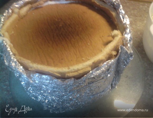 Берем готовый бисквит разрезаем на два коржа.
Один выкложить на низ формы.
Желе порезать кубиками. 
Залить в форму часть суфле, кусочки желе, суфле .
Накрыть сверху бисквитным коржом.
Отправить в холодильник на 4-7 часов.
Я использовала еще тонкий бисквит, чтобы сделать бортики в торте.
